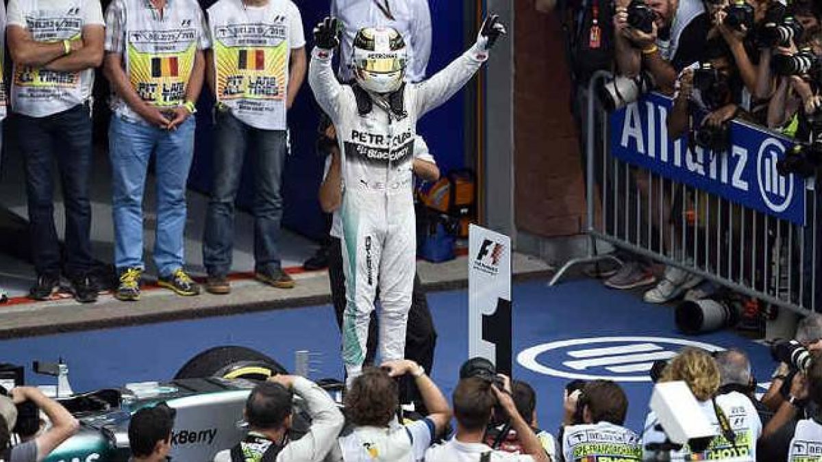 Lewis Hamilton celebrando su victoria en el circuito de Spa-Francorchamps, después del Gran Premio de F-1 en Bélgica.-AFP