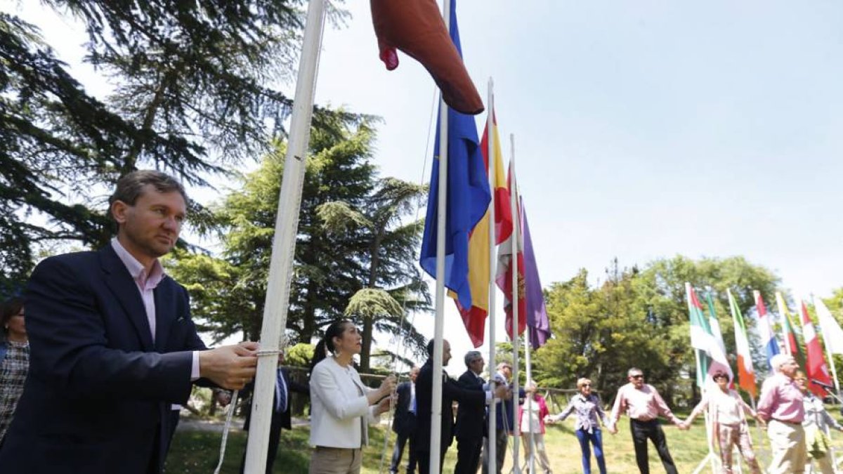 Momento en el que el alcalde de Burgos, Javier Lacalle, izaba la bandera de la ciudad mientras los socios de la Casa Europa entonaban a capella la novena sinfonía de Beethoven.-RAÚL G. OCHOA