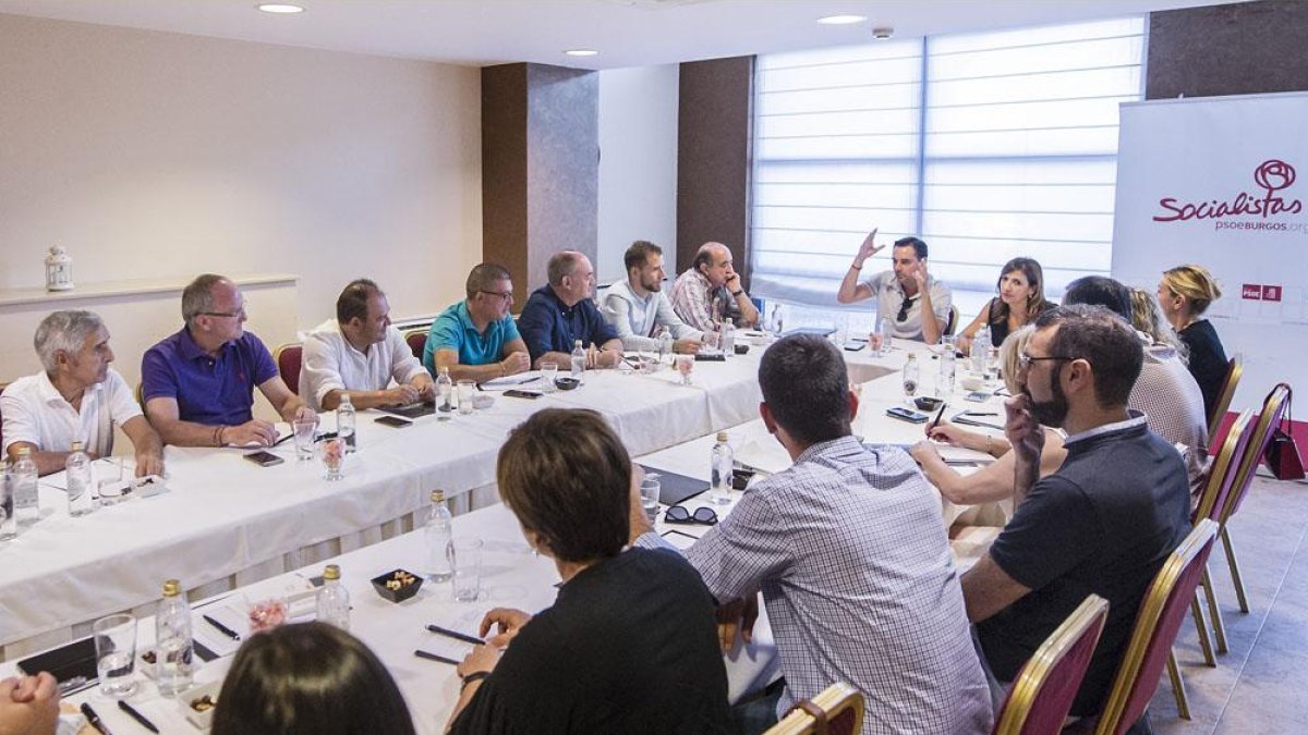 Imagen de la reunión de ayer del PSOE en el hotel Ciudad de Burgos, en Rubena.-ISRAEL L. MURILLO