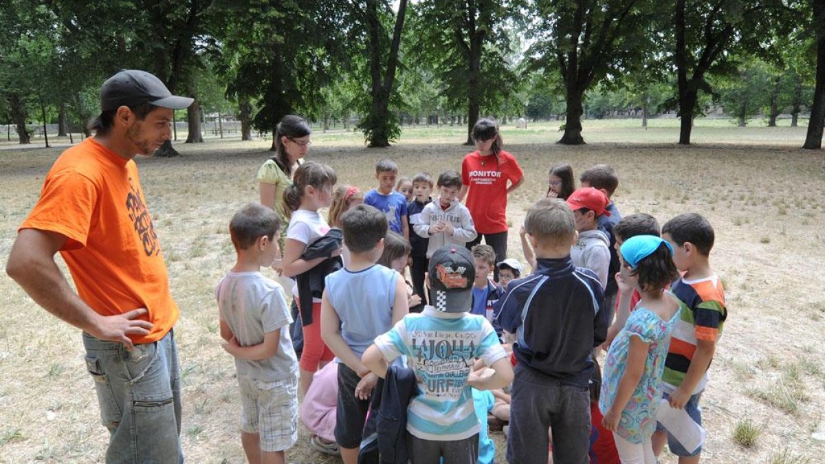 Un grupo de niños disfruta de una actividad en un curso de verano. ECB