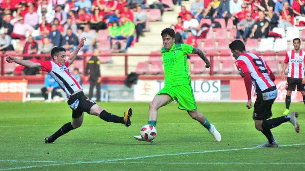 El CD Mirandés se ha quedado sin margen de error tras la contundente derrota encajada frente a la UD Logroñés-Jose Esteban Egurrola