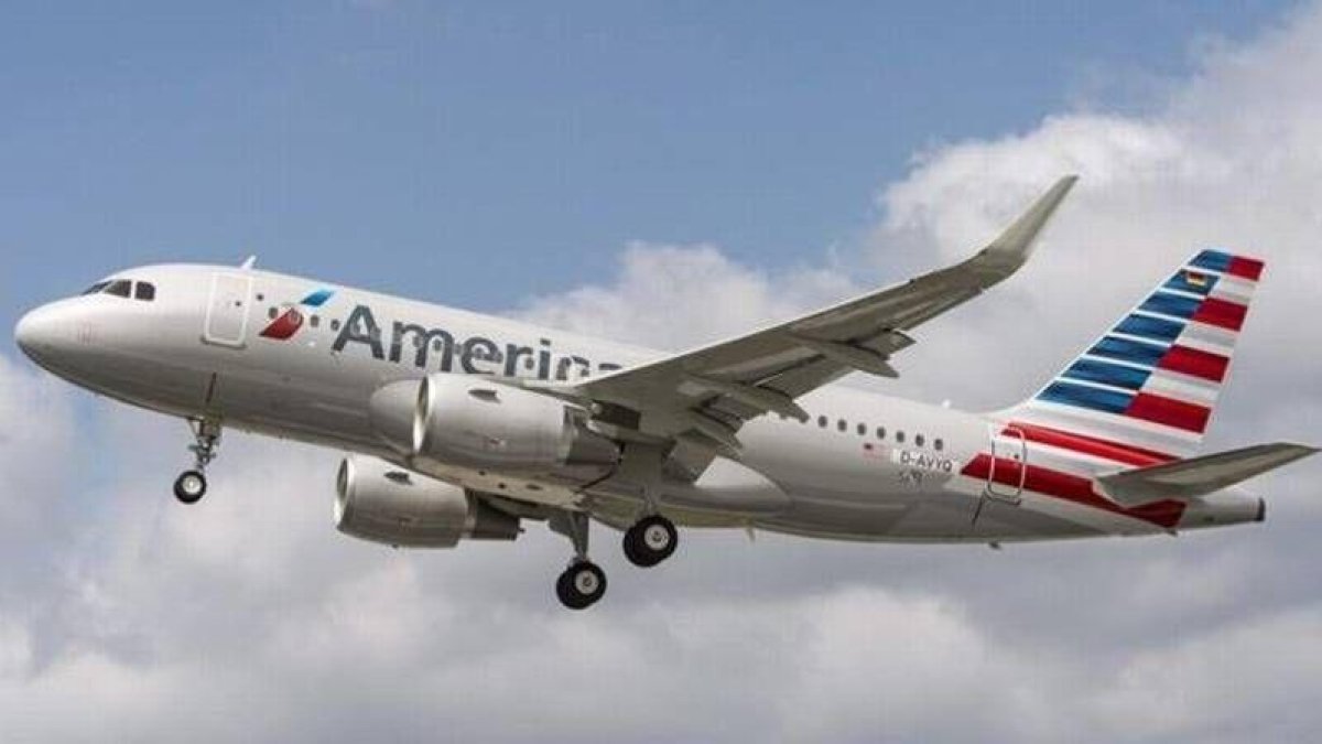 Un Airbus A319 despegando en Miami.-EFE