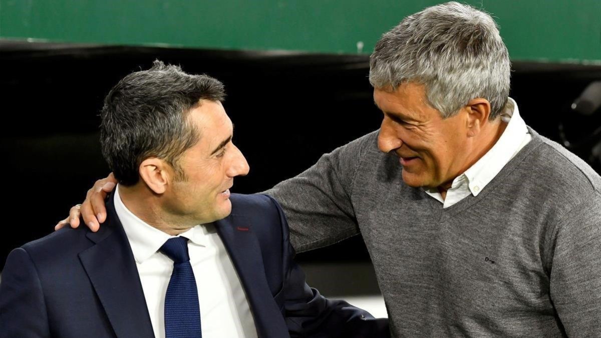 Valverde y Setién se saludan en el Benito Villamarín antes de un Betis-Barça.-EFE / RAÚL CARO