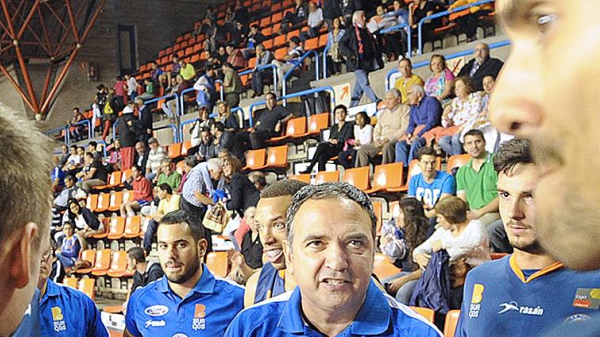 Andreu Casadevall da instrucciones a sus jugadores en El Plantío-Israel L. Murillo