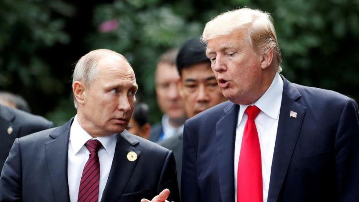 Trump y Putin en la cumbre de la APEC en Vietnam, el pasado mes de noviembre.-REUTERS / JORGE SILVA