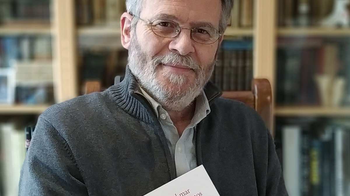 El escritor burgalés José Antonio Abella con su última obra, 'Aquel mar que nunca vimos' (Ediciones Valnera). MARÍA JESÚS MARTÍN