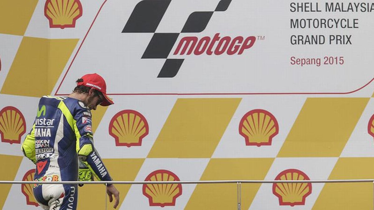 Valentino Rossi se dirige al podio de Sepang, tras acabar segundo el GP de Malasia.-EFE / FAZRY ISMAIL
