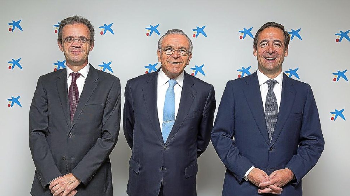 Jordi Gual, nuevo presidente de CaixaBank, junto a Isidro Fainé, presidente de la Fundación Bancaria, y el consejero delegado de la entidad bancaria, Gonzalo Gortázar.-EL MUNDO