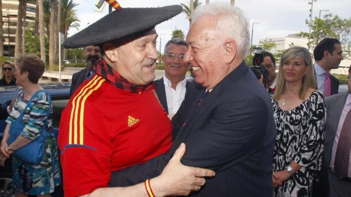 Manolo el del bombo se abraza al ministro Margallo.-/ EFE / MORELL