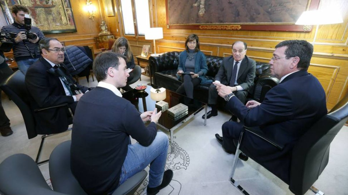 César Rico (derecha) y Tomás Villanueva (sentado en el sofá) durante su encuentro ayer para concretar las ayudas de la Junta e Iberaval.-RAÚL G. OCHOA