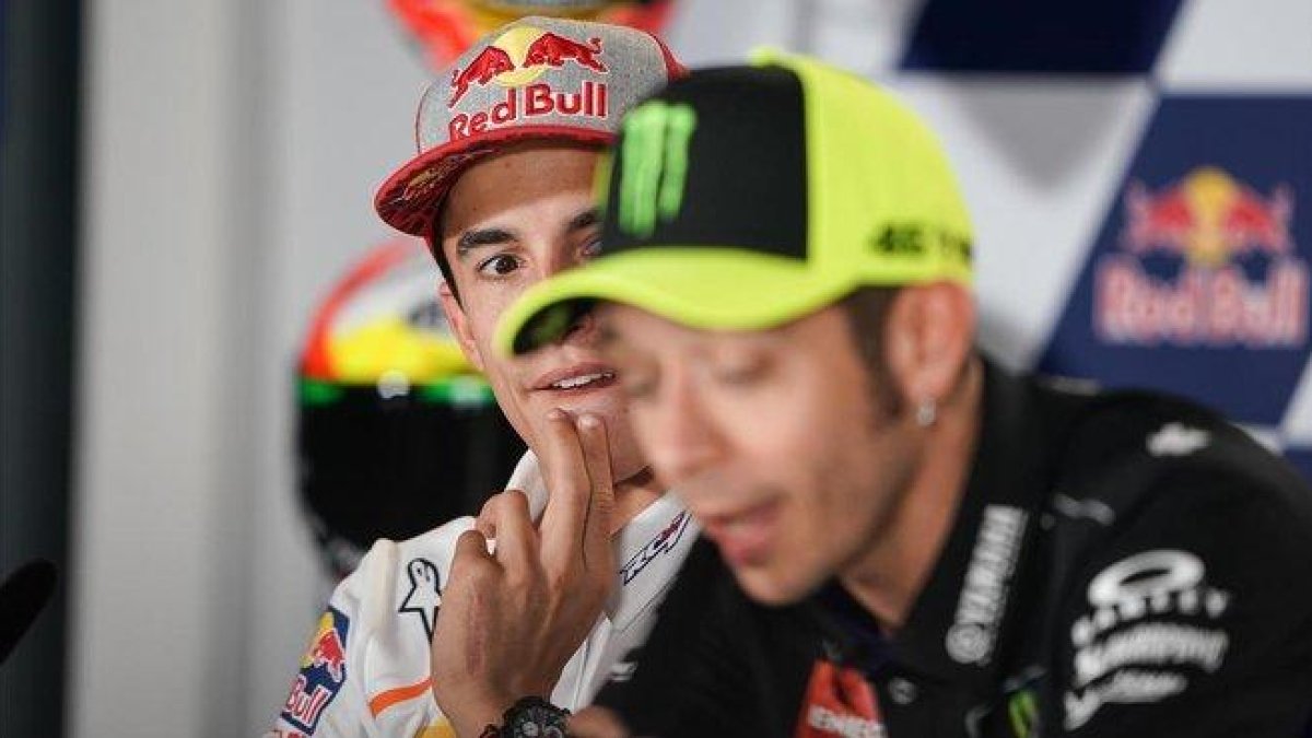 Marc Márquez observa, sorprendido, una explicación de hoy, en Jerez, de Valentino Rossi.-ALEJANDRO CERESUELA
