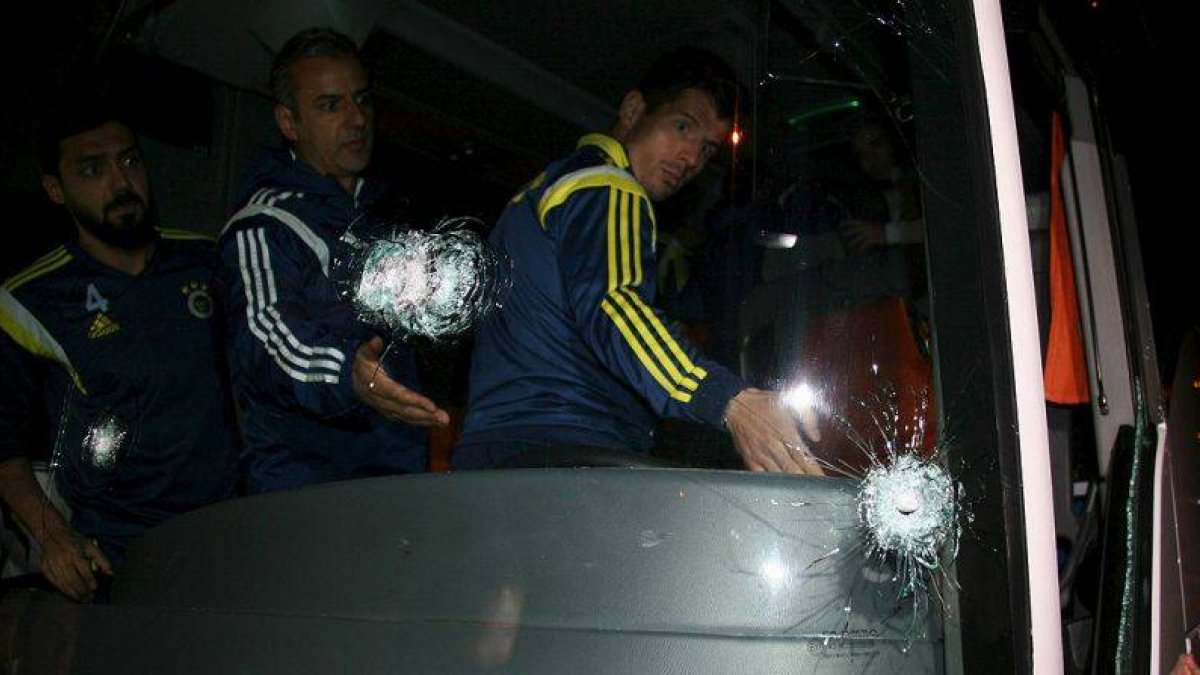 El equipo y el cuerpo técnico del club turco abandonan el vehículo tras sufrir el ataque de un grupo de desconocidos.-Foto: REUTERS