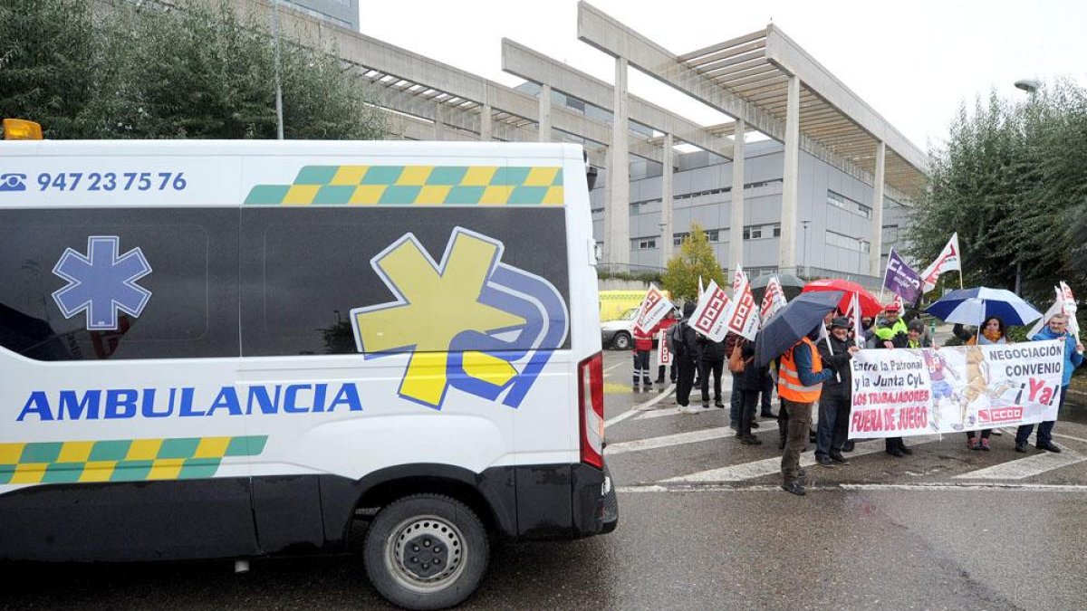 Imagen de una protesta de trabajadores y varias ambulancias. ECB