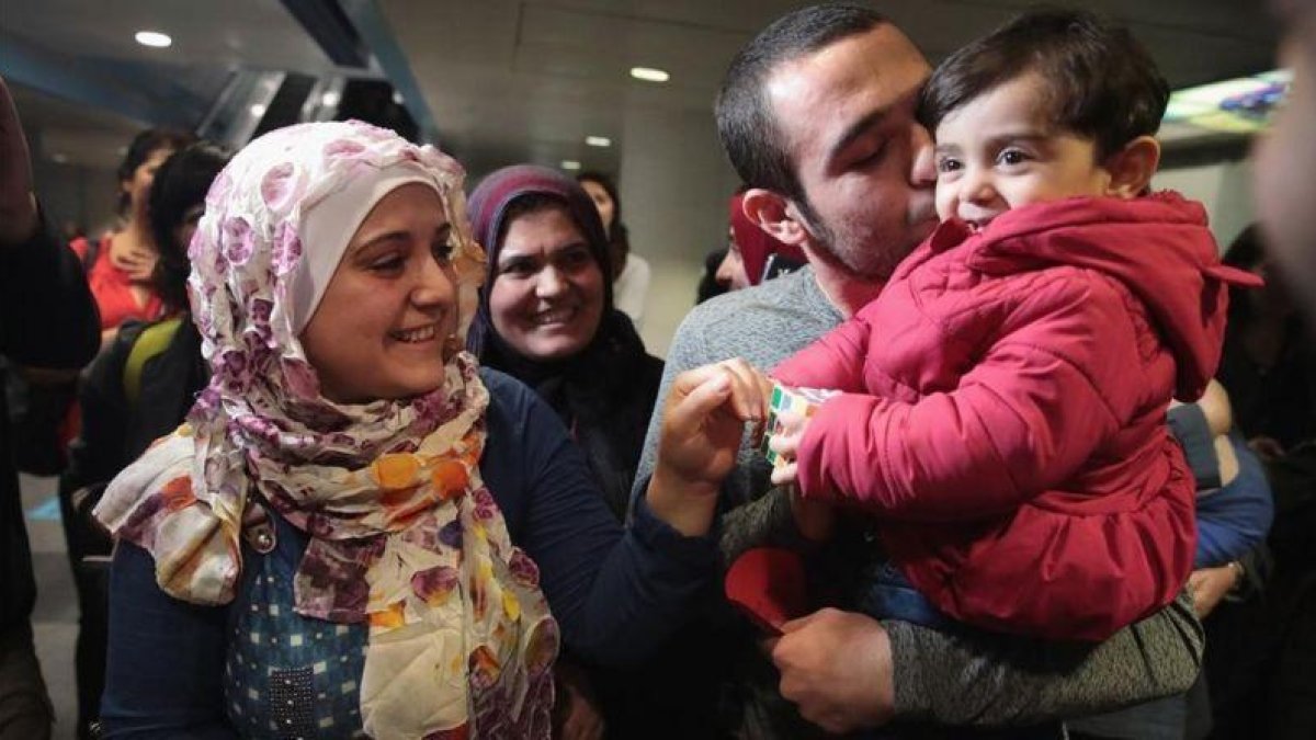Una familia siria llega a Chicago procedente de Turquía.-AFP / SCOTT OLSON