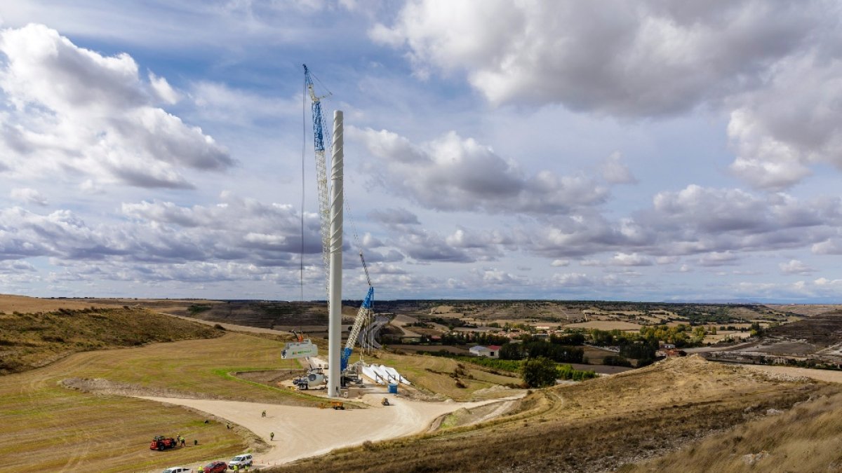 Iberdrola instalando el primer aero del complejo eólico Herrera II Burgos en 2020 2