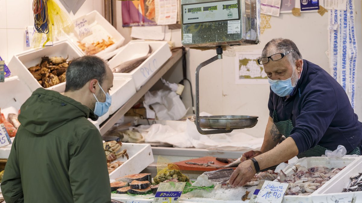 Un comerciante atiende a un cliente en el Mercado Norte. ECB