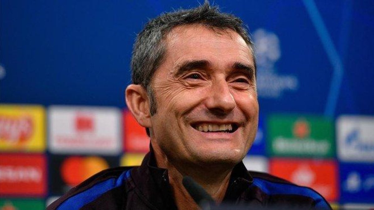 Ernesto Valverde sonríe al escuchar una pregunta de los periodistas antes del Borussia-Dortmund-Barça.-SASCHA SCHUERMANN (AFP)