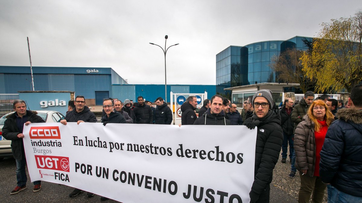 Imagen de la concentración de los trabajadores a las puertas de Gala. TOMÁS ALONSO