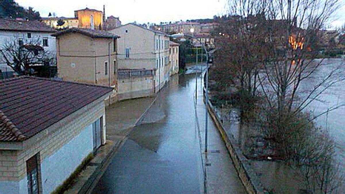 El desbordamiento del Ebro en la zona de La Arboleda obligó al Ayuntamiento de Miranda a cerrar el acceso.-ECB