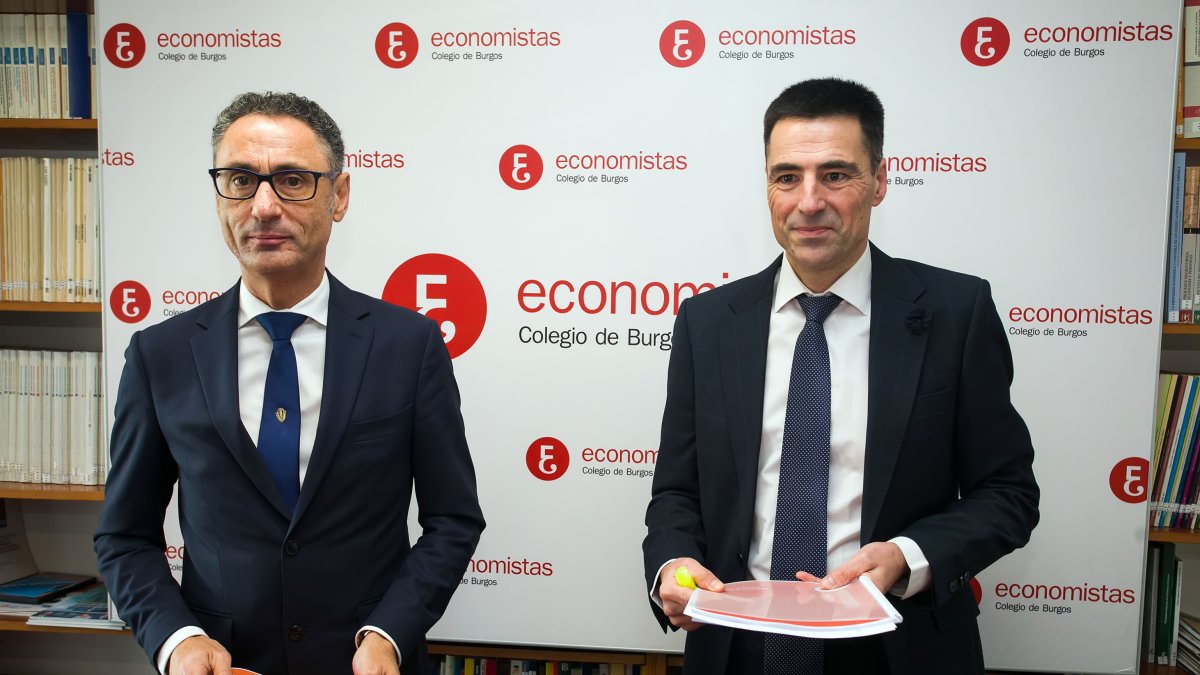 Carlos Alonso de Linaje e Ignacio Gallego Andrada, en la presentación del informe del Colegio de Economistas. TOMÁS ALONSO