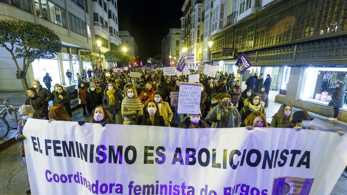 Cientos de personas salieron a la calle para alzar la voz por el feminismo y los derechos de las mujeres. SANTI OTERO