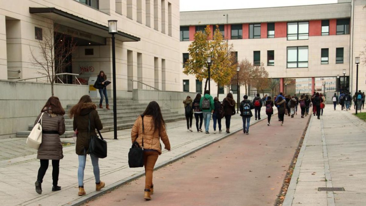 Estudiantes frente a la Biblioteca Universitaria en el campus de la UBU.-JAIME CARAZO