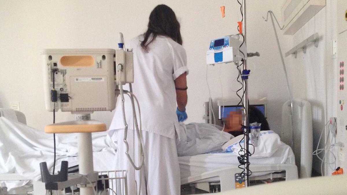 Una enfermera atiende a una paciente en el Hospital Universitario de Burgos.-ISRAEL L. MURILLO