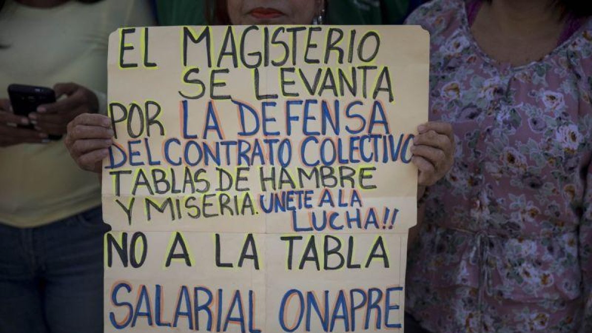 Empleados publicos protestan para pedir mejores salarios y contra presuntos incumplimientos de contratos colectivos.-EFE / MIGUEL GUTIERREZ