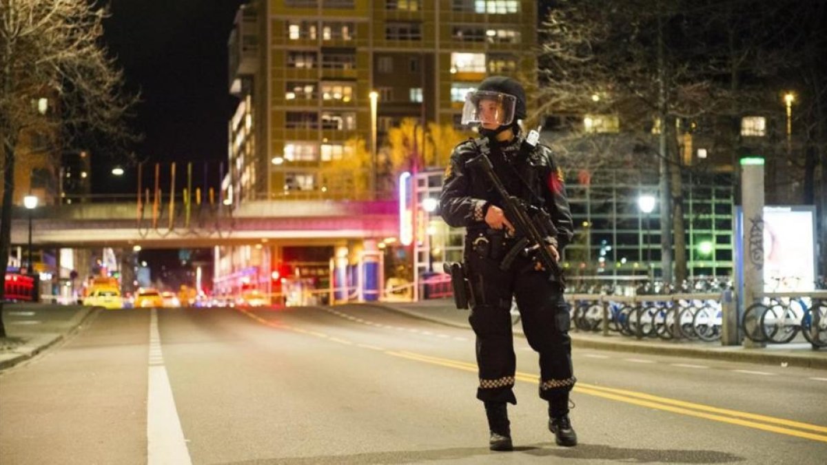 La policía noruega acordona un céntrico barrio de Oslo, por un paquete sospechoso, la noche del sábado al domingo.-EFE / FREDRIK VARFJELL