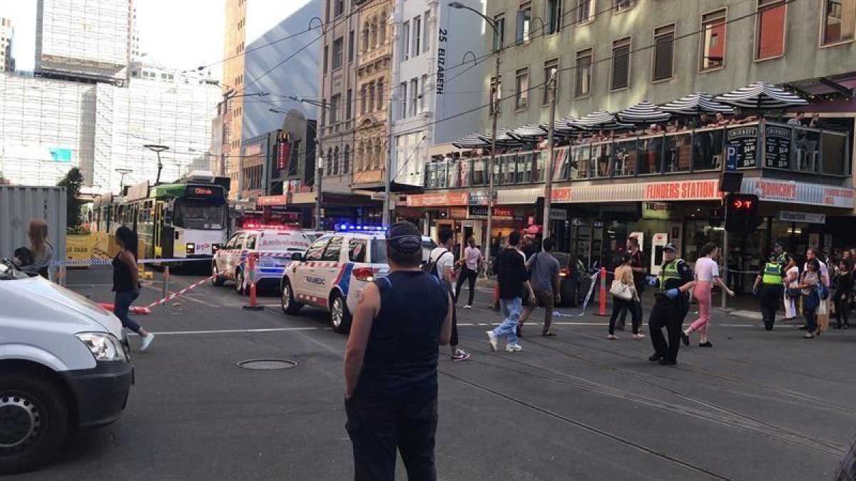 La policía y los servicios de emergencia llegan al lugar en el que un hombre arrolló a al menos una docena de personas, entre ellos a un niño, cuando caminaban por una vía peatonal en la ciudad australiana de Melbourne, hoy, 21 de diciembre.-EFE