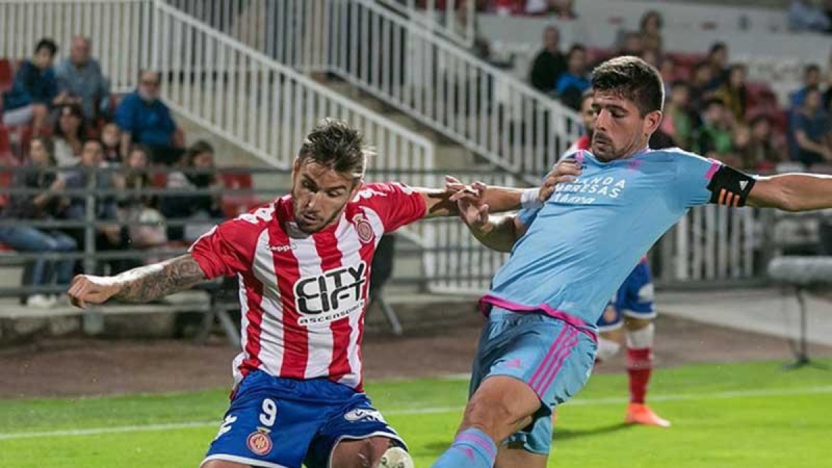 Kijera intenta evitar el centro del jugador del Girona Portu, ayer, en Montilivi.-LALIGA.ES