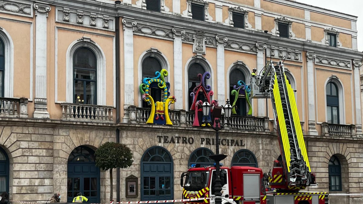 Los Bomberos de Burgos colocan los adornos en el Teatro Principal. ECB