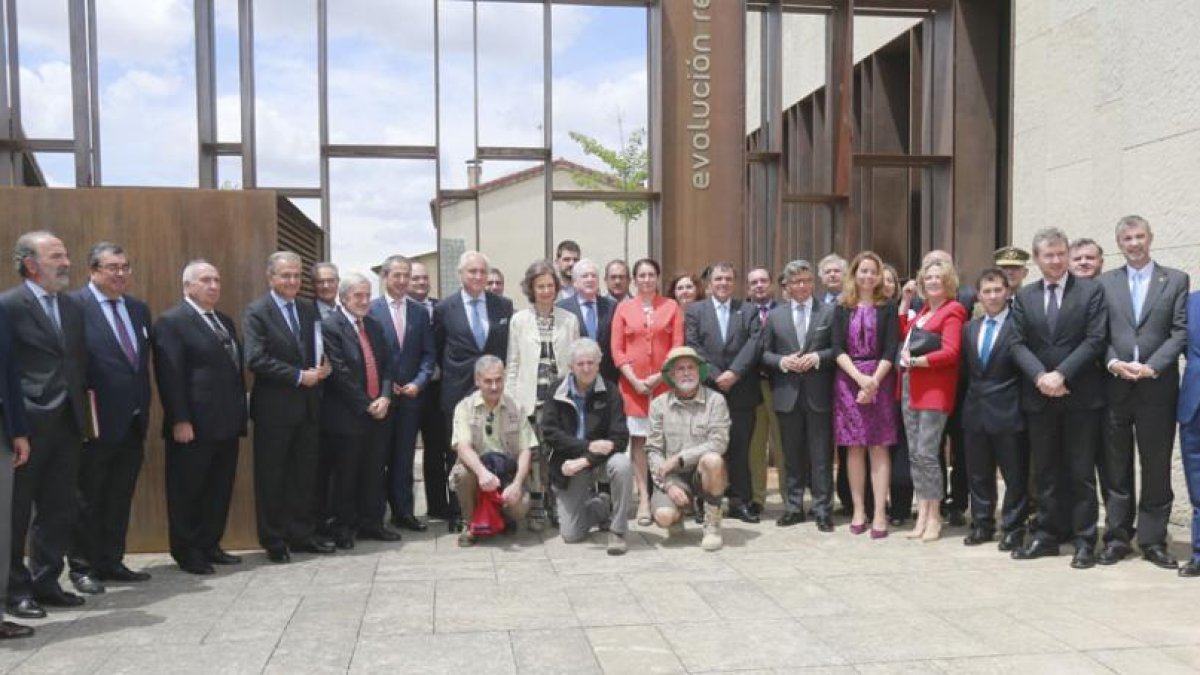 Imagen de los miembros del Patronato de la Fundación Atapuerca tras la reunión celebrada ayer en Ibeas de Juarros.-RAÚL G. OCHOA