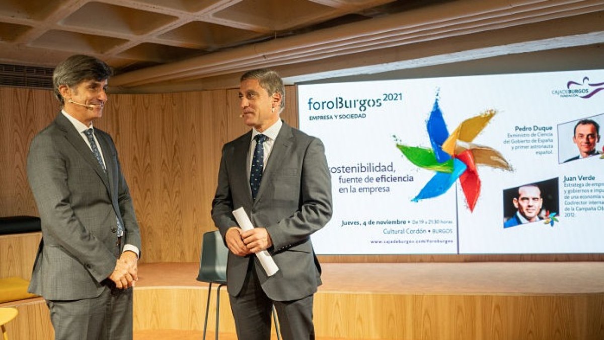 El responsable de Dinamismo Empresarial, Javier Cuasante, y el director general de la Fundación Caja de Burgos, Rafael Barbero. ECB