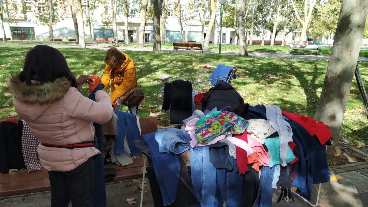 El mercadillo textil en la avenida de Castilla y León se celebra dos días a la semana. ECB