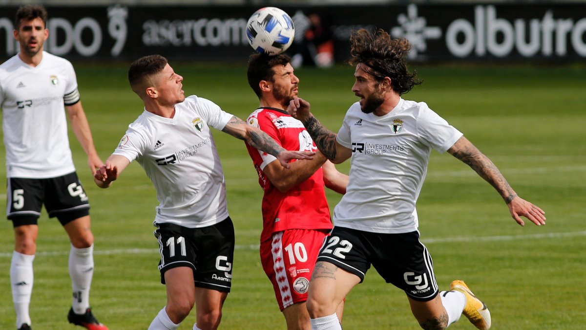 Alarcón y Miki Muñoz pugnan por el balón con un jugador del Unionistas. SANTI OTERO
