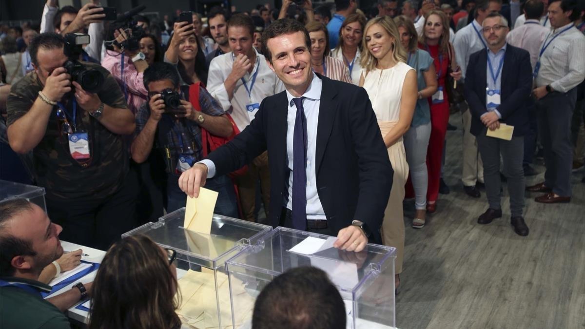 Pablo Casado vota en la segunda vuelta del congreso del PP.-DAVID CASTRO