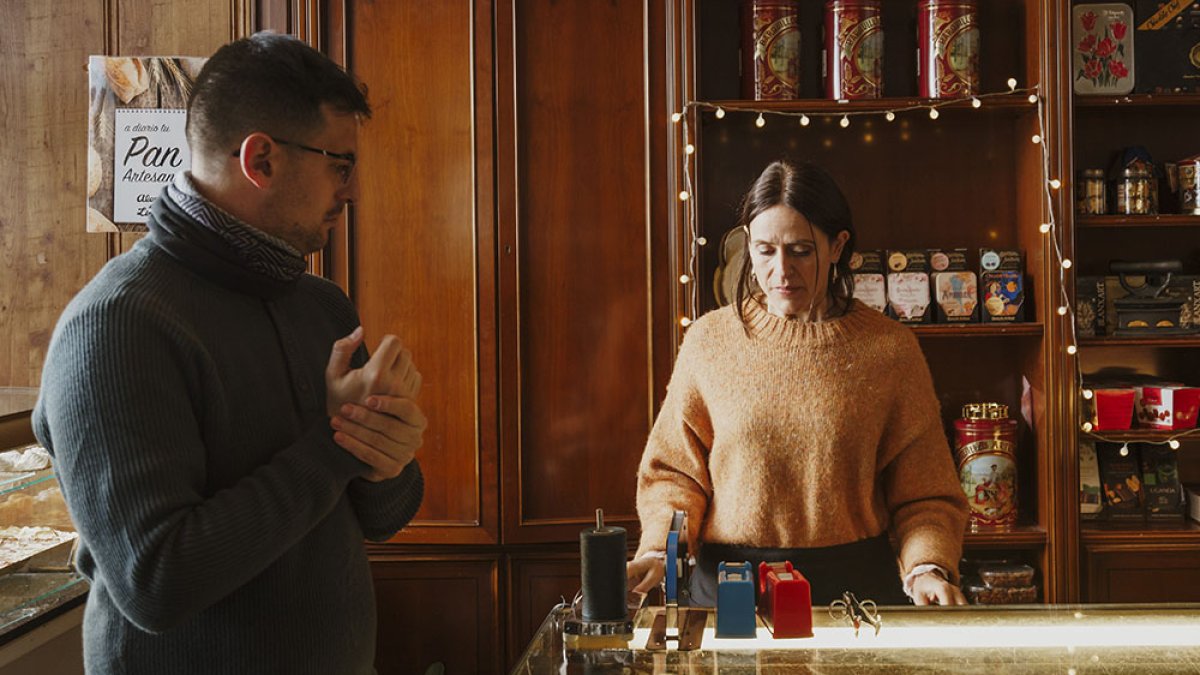 Itziar Ituño interpreta en 'Agrio' a Laura, la propietaria de una confitería . En la imagen, con el director del cortometraje, David Pérez Sañudo. CARLOS MATEO