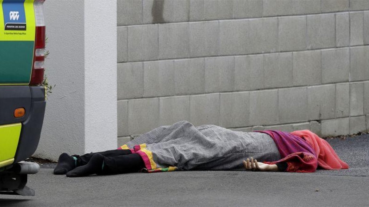Nueva Zelanda confirma 40 muertos en el tiroteo de las dos mezquitas.-AP/ MARK BAKER