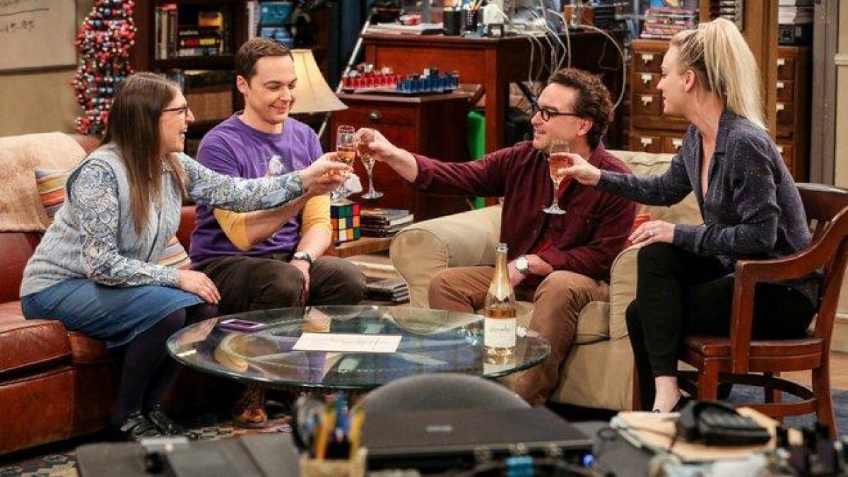 Mayim Bialik (Amy), Jim Parsons (Sheldon), Johnny Galecki (Leonard) y Kaley Cuoco (Penny), en la última temporada de The Big Bang theory.-TNT