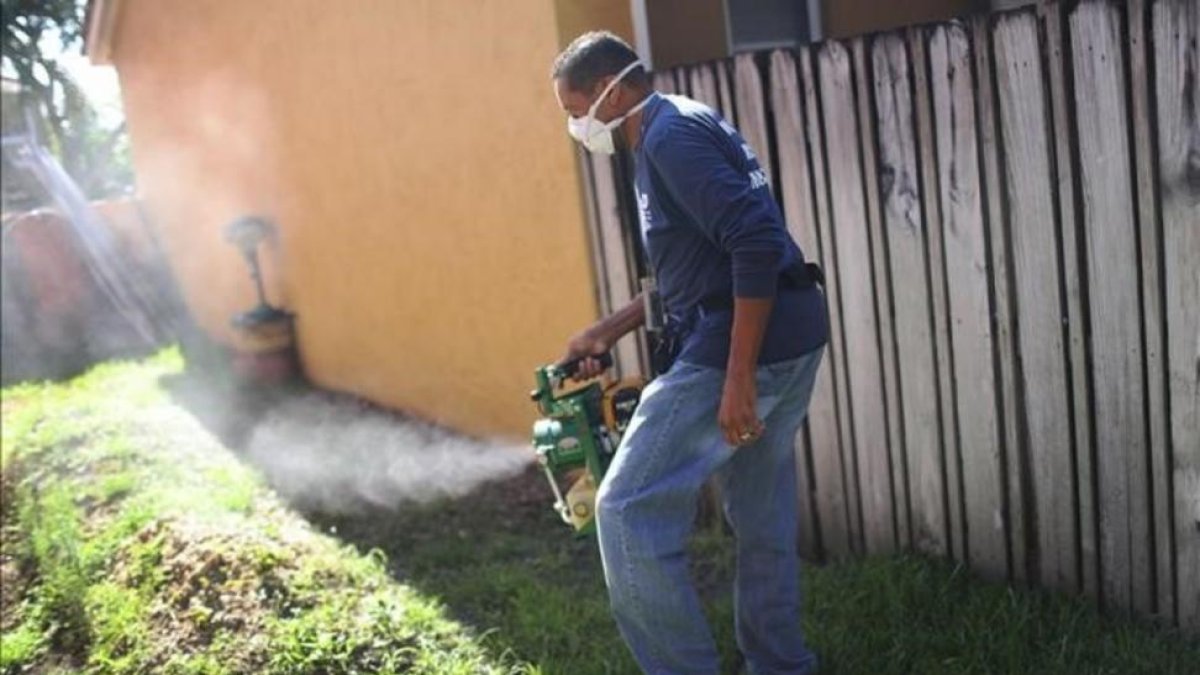 Fumigación preventiva contra el mosquito transmisor del zika, en Miami, en mayo.-AFP/JOE RAEDLE