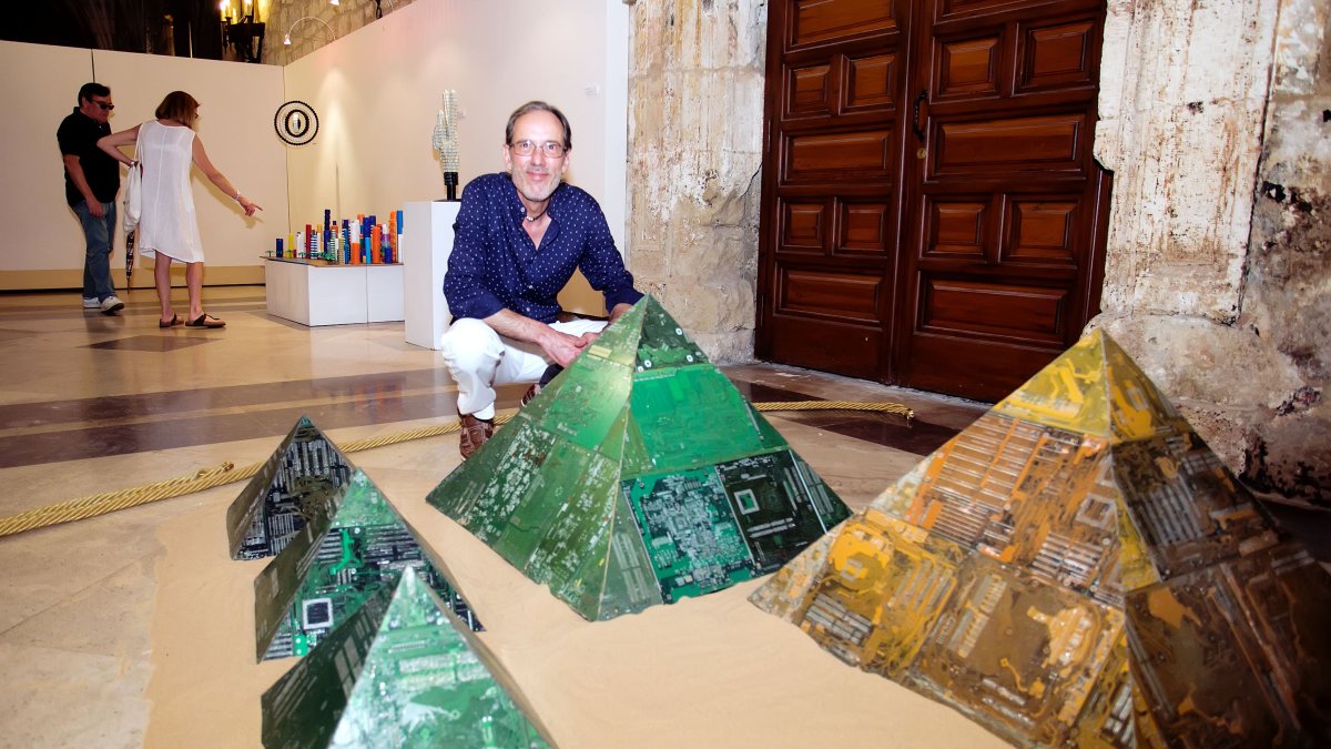 El artista posa en el Monasterio de San Juan ante una escultura grupal de pirámides confeccionadas con placas de circuitos. FOTOS: TOMÁS ALONSO