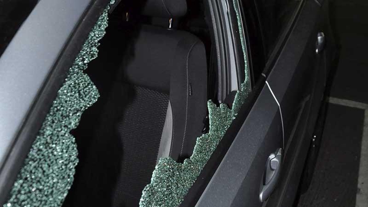 El presunto ladrón rompía los cristales para acceder al interior de los vehículos.-ECB