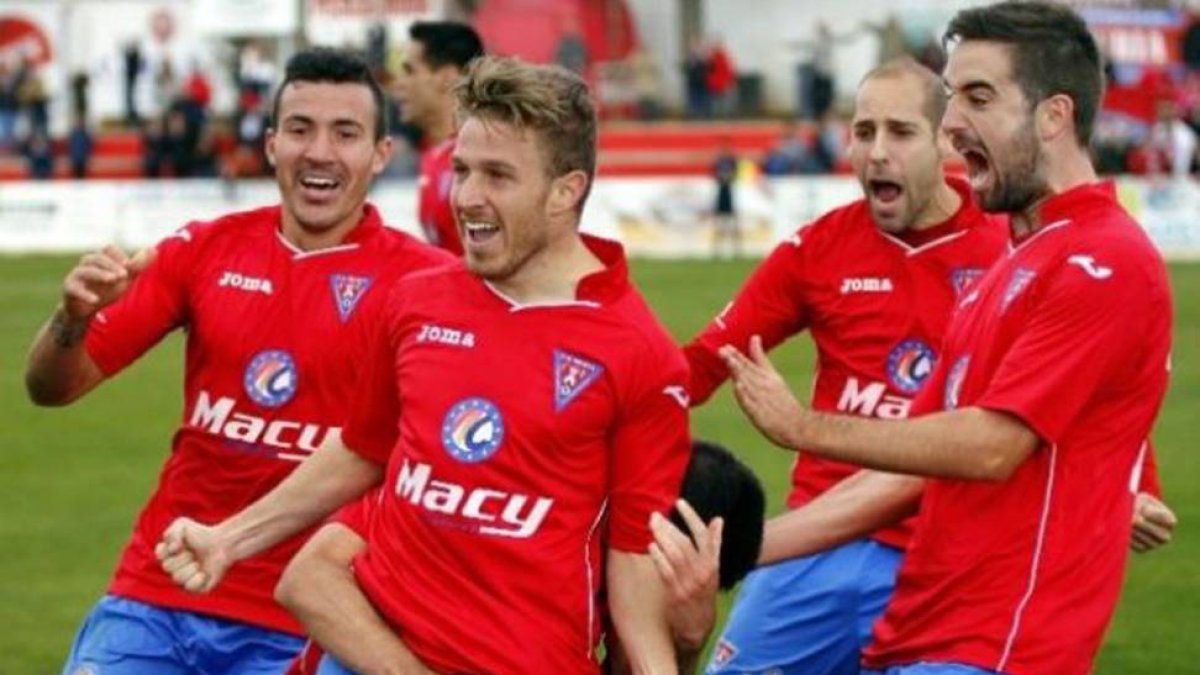 Javilillo celebra uno de los goles que logró el pasado curso con La Roda.-