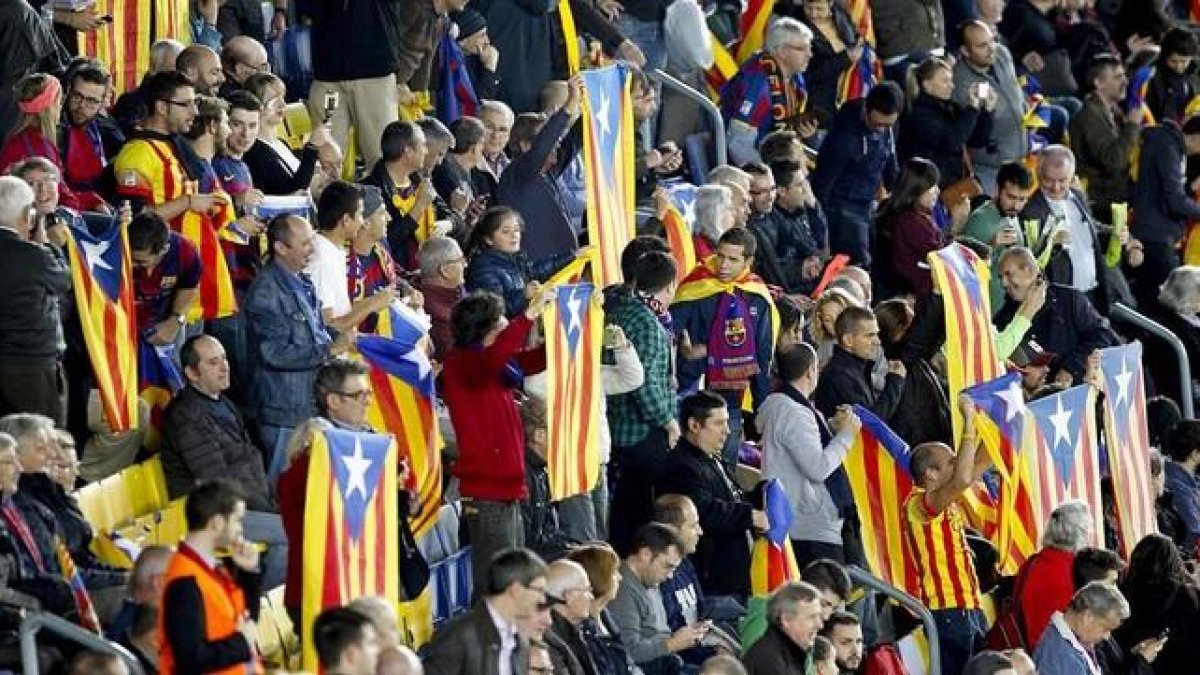 'Esteladas' en la grada del Camp Nou en el partido del Barça con el Bate Borisov en la Champions.-FERRAN NADEU