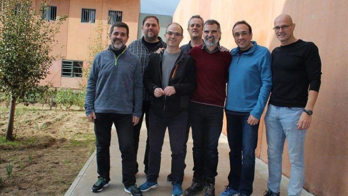Jordi Sánchez, Oriol Junqueras, Jordi Turull, Joaquim Forn, Jordi Cuixart, Josep Rull y Raül Romeva posan dentro de la prisión de Lledoners.-OMNIUM CULTURAL / AFP