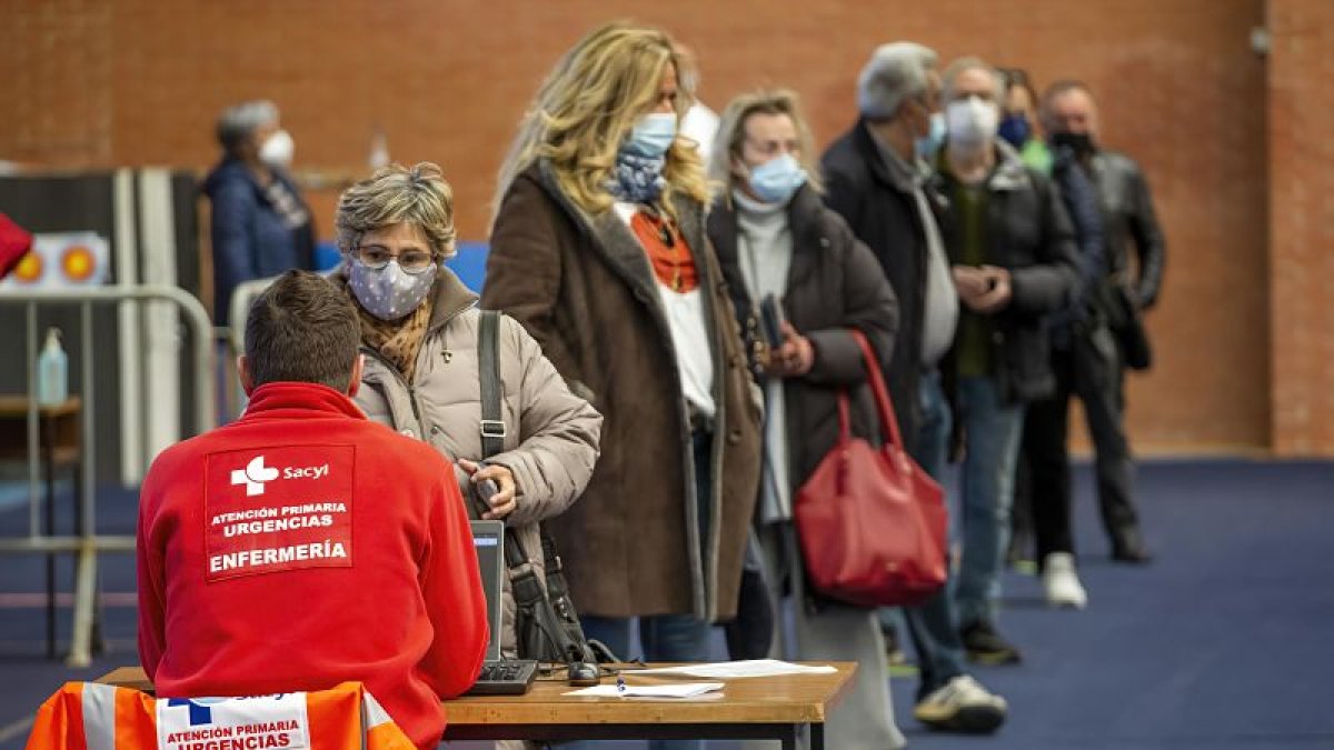Los nacidos en 1960 en Burgos y varias localidades de la provincia se vacunaron ayer en el polideportivo universitario. SANTI OTERO
