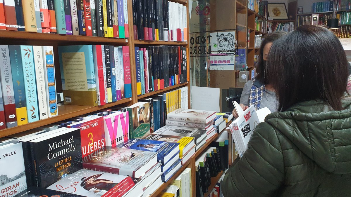 Una mujer compra un libro en una librería de la ciudad. ECB