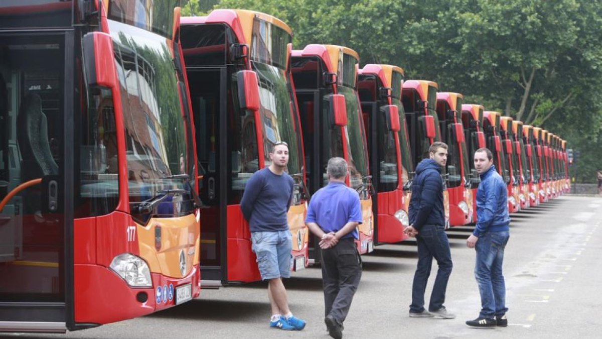 Los nuevos autobuses, reunidos ayer en el aparcamiento del campo de fútbol del Plantío.-RAÚL G. OCHOA