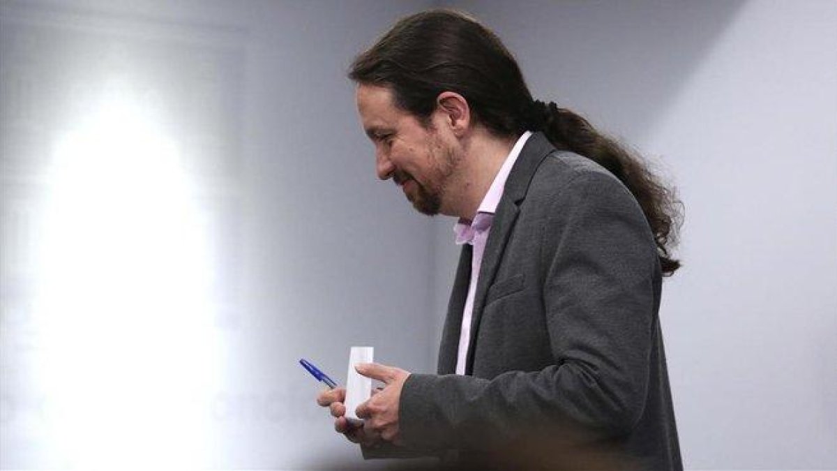 El líder de Unidas Podemos, Pablo Iglesias, tras reunirse con el presidente del Gobierno en funciones, Pedro Sánchez, en la Moncloa.-